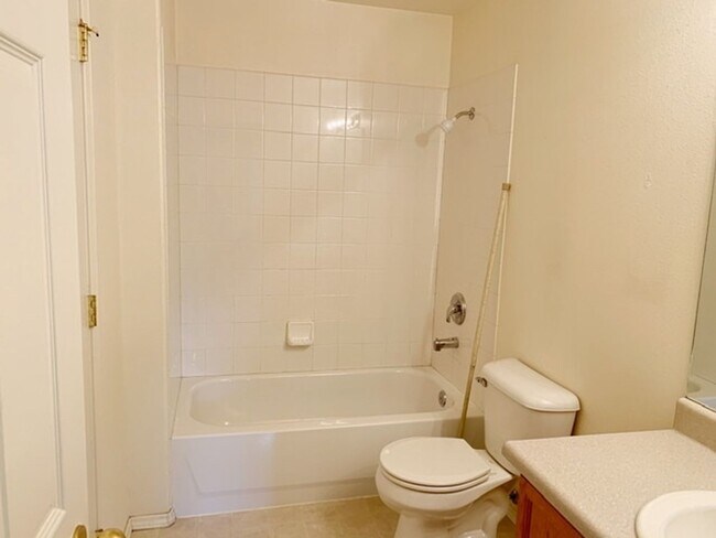 Building Photo - East Anchorage Townhouse with Yard, Garage, and W/D In unit! Close to JBER!
