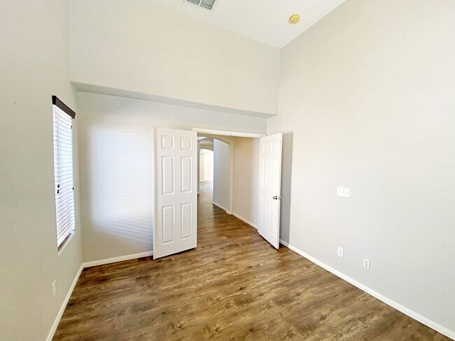 Building Photo - 4 BEDROOM + DEN 3 BATH HOME IN NORTHWEST