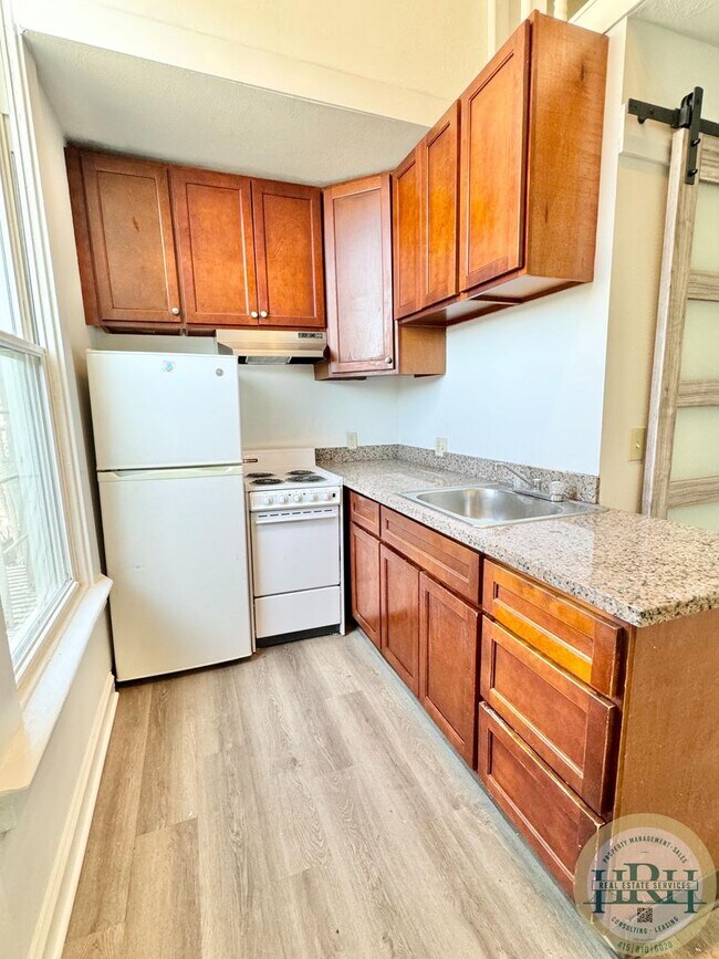 Building Photo - Top Floor Studio Unit in the Heart of the ...