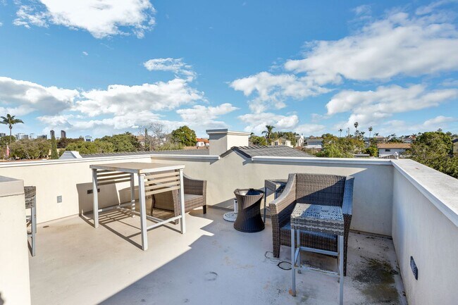 Building Photo - 3-bedroom 3.5 Coronado Village home near schools