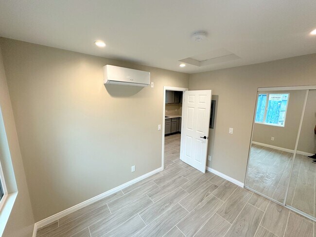 Building Photo - Gorgeous 1BD/1BA all appliances included. Move in ready!!