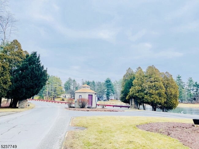 Primary Photo - 207 Old Chimney Ridge Rd