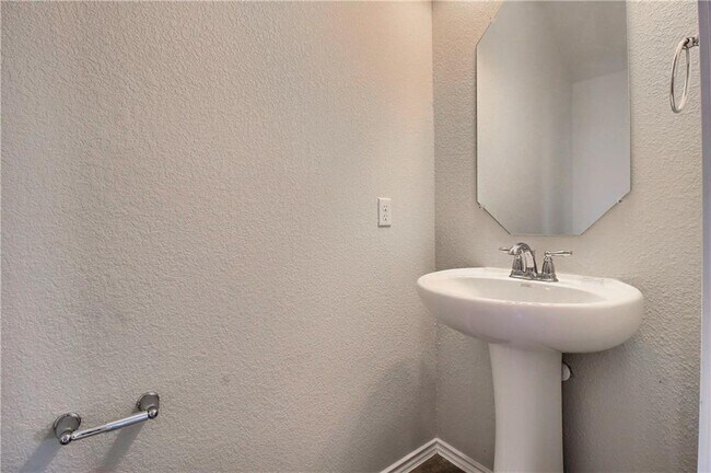 Building Photo - 13909 Osmarea Dr