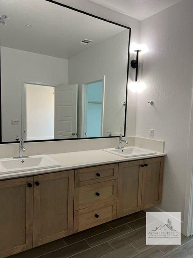 Building Photo - Beautiful Newer 3 Bedrooms 2.5 Baths Home with SOLAR!!!