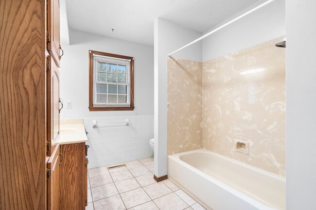 Building Photo - All-Brick Beauty on a Quiet Cul-de-Sac Near Kickapoo!