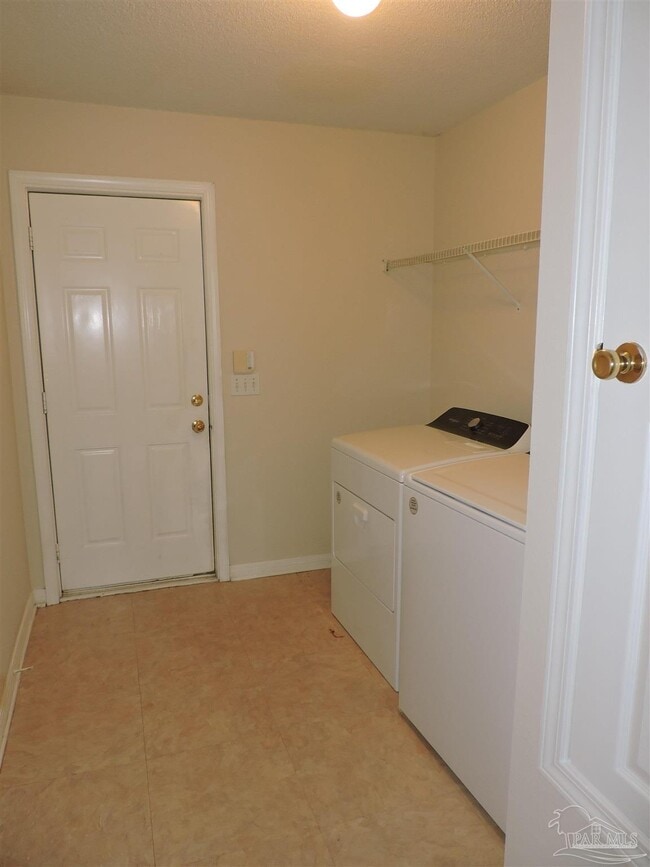 Building Photo - 2052 Southwind Cir