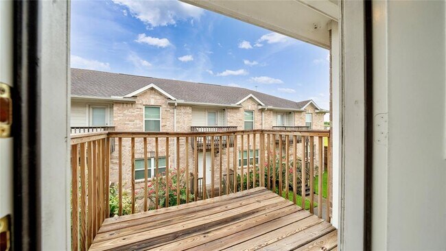 Primary Photo - 11905 Algonquin Dr