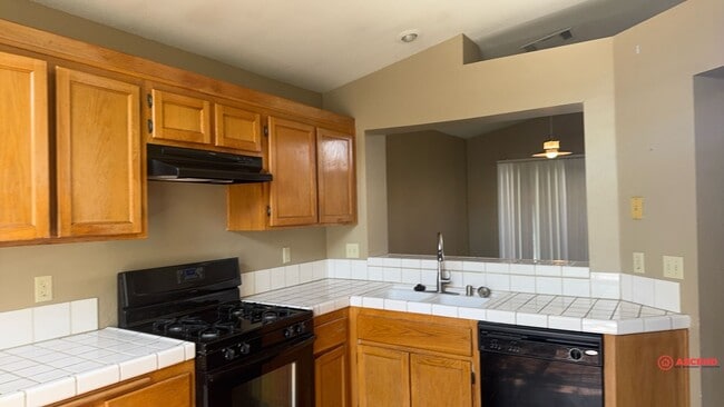 Building Photo - 4 Bedroom Home in Northwest!