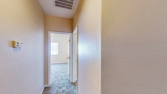 Building Photo - ** 2 weeks free rent. Excluding recurring fees** 2 BDR / 2.5 BATH SPACIOUS HOME
