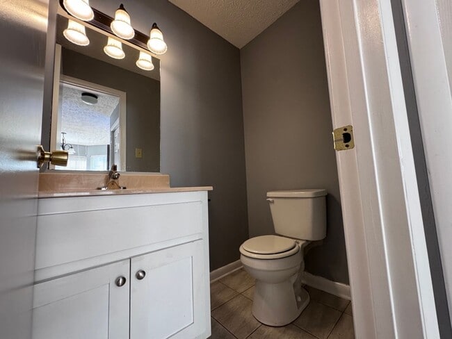 Building Photo - 3 bedroom/2.5 bath in Brentwood (Nipper's ...