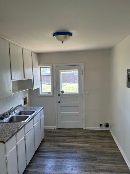 Building Photo - 3007 Curtis Dr