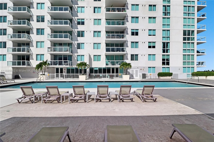 Building Photo - 1861 NW South River Dr