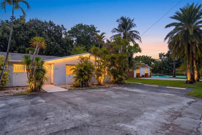 Building Photo - 4750 SW 66th Terrace