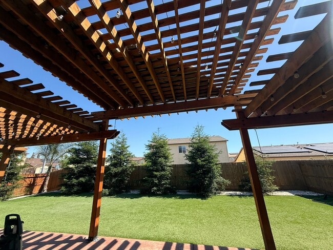 Building Photo - five bedrooms and three and a half bathrooms home in Fresno, CA