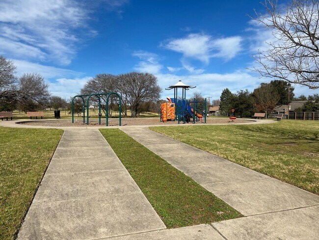 Building Photo - 703 Country Aire Dr
