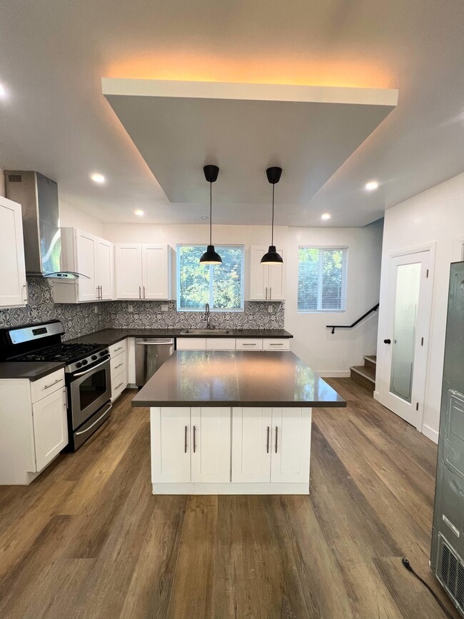 Building Photo - 5700 Vanalden Ave