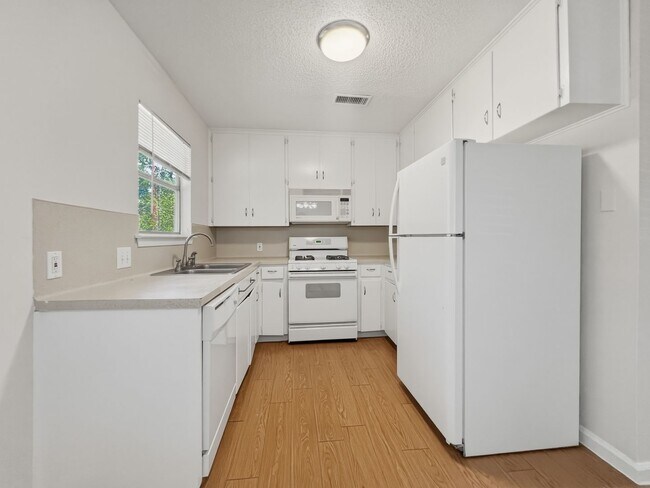 Building Photo - 3402 S Oak Dr