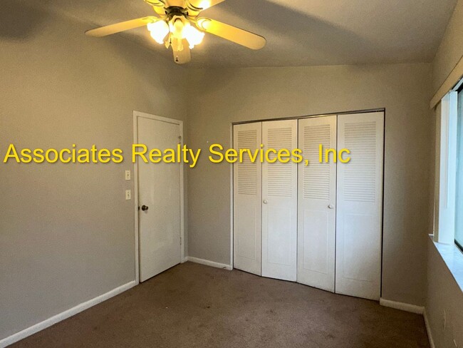 Building Photo - 2 Br/ 2.5 ba, Close to UF & shopping-