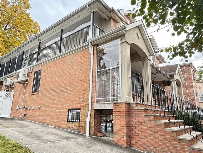 Building Photo - "Charming 2-Bedroom Retreat in Douglaston – Cozy Comfort with 710 Sq Ft of Living Space!"