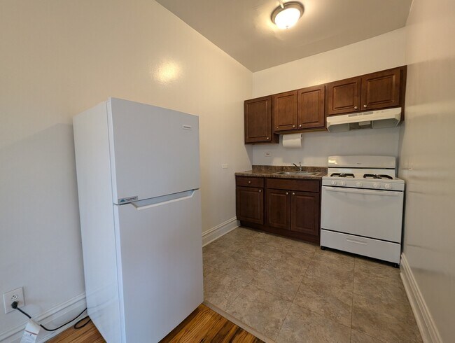 Building Photo - 2704 N Sawyer Ave