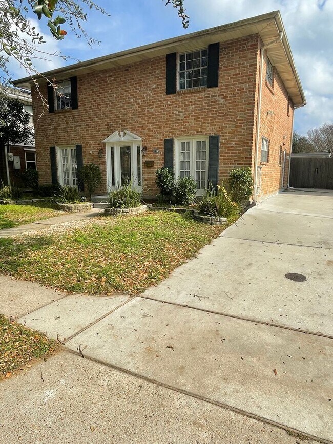 Building Photo - Spacious 4BD Home in Metairie, with Driveway and HUGE Fenced in Backyard