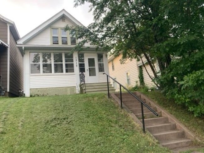 Primary Photo - AVAILABLE SEPTEMBER 1st - 2 Bedroom, 1 Bat...