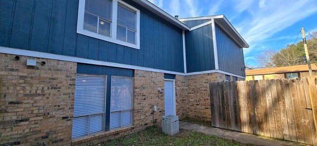 Building Photo - Tour Today! Newly Updated 2/1.5 Townhome i...