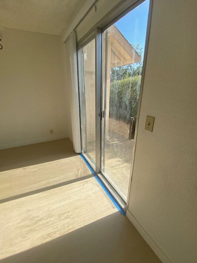 Building Photo - 1118 Woodridge Dr
