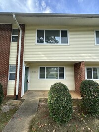 Building Photo - 3 Bedroom 2.5 Bathroom Condo!