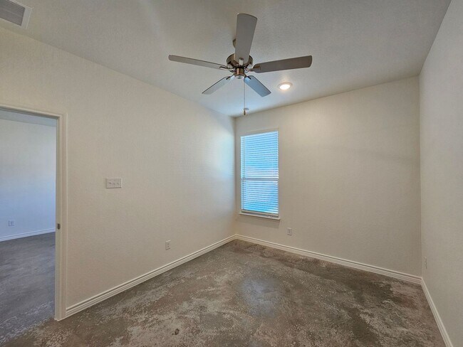 Building Photo - 644 Pacific Crest Trl