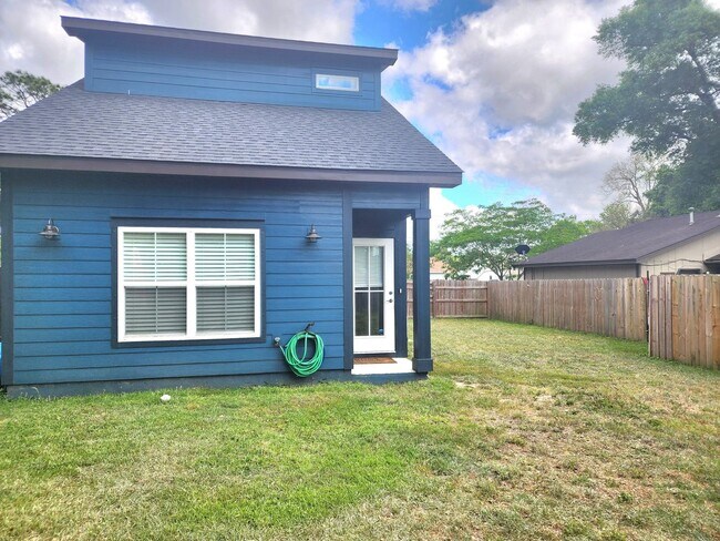 Building Photo - Perfect Blend of Comfort
