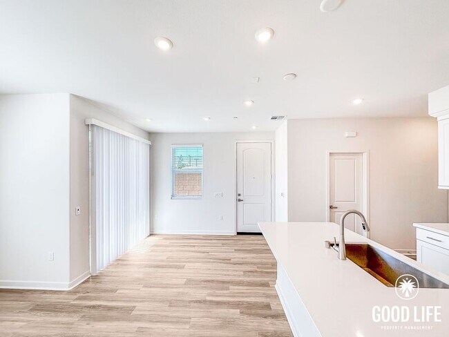 Building Photo - 7006 Solara Wy