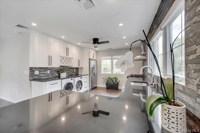 Building Photo - 10 Sandhage Dr