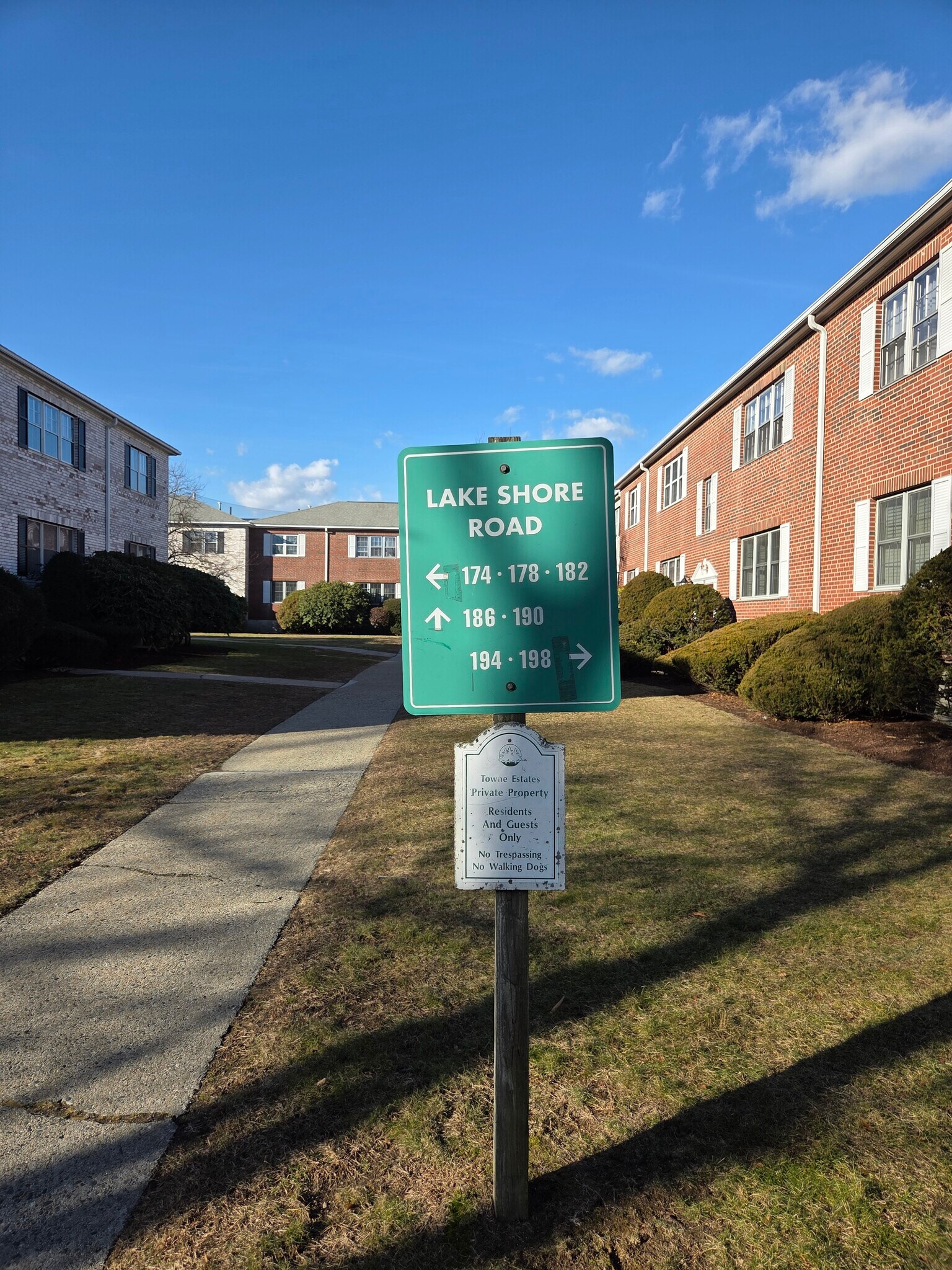 Building Photo - 190 Lake Shore Rd