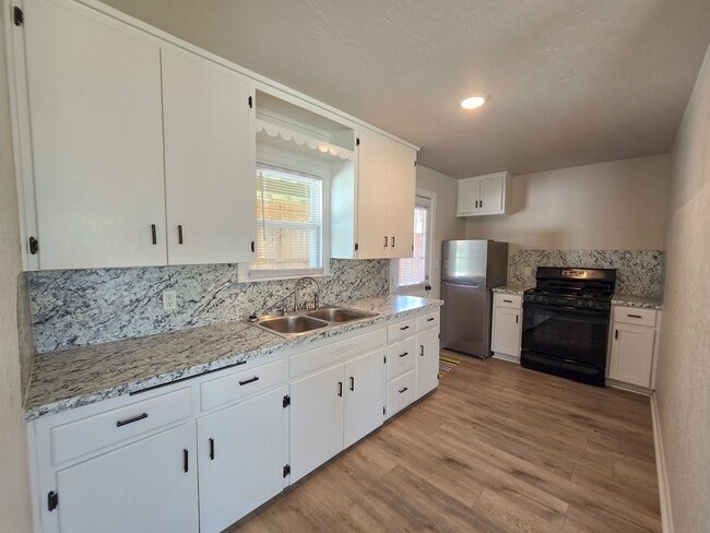 Building Photo - Cute Efficiency Studio Style Home in Shawnee!