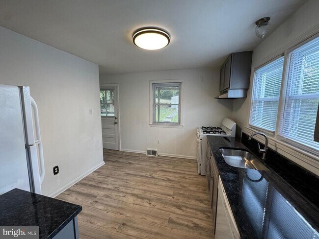 Building Photo - 6121 Quebec Pl