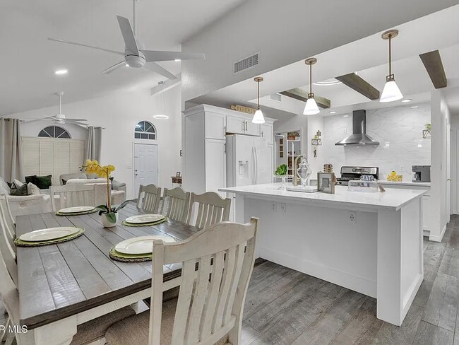 Building Photo - 5733 Saplinas Rd