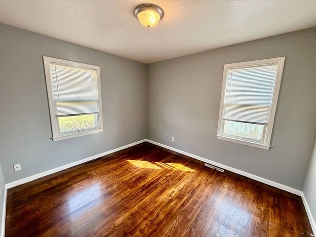 Building Photo - 6002 Farley Ave