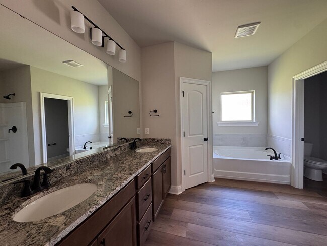 Building Photo - 818 Venecia Dr