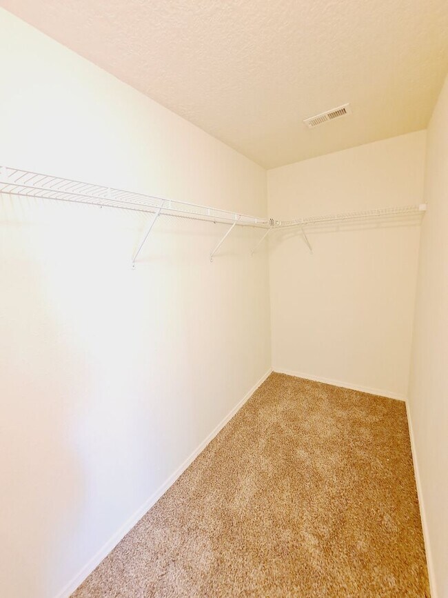 Building Photo - Cute 3 bed 2 bath home