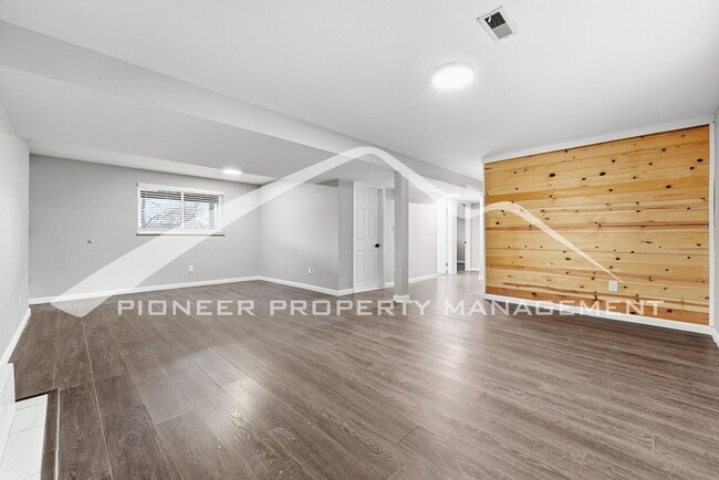 Building Photo - Gorgeous Home with Central AC and Fenced Yard