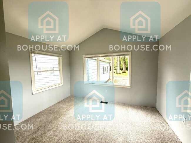 Building Photo - AVAILABLE SOON! LAKEFRONT 2 BED 1.5 BATH H...
