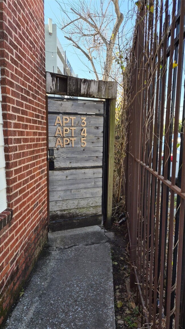 Building Photo - 2118 Oakdale St