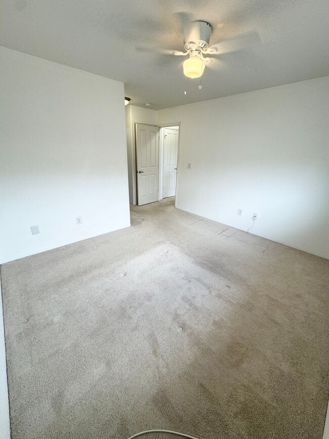 Building Photo - Rarely available 3/2.5 townhome in Kapolei!
