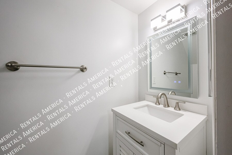 Building Photo - 1601 W Sunnyside Dr