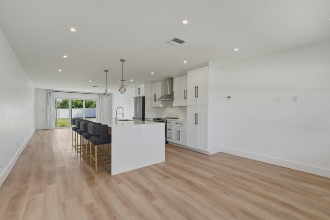 Building Photo - 461 SW 1st St