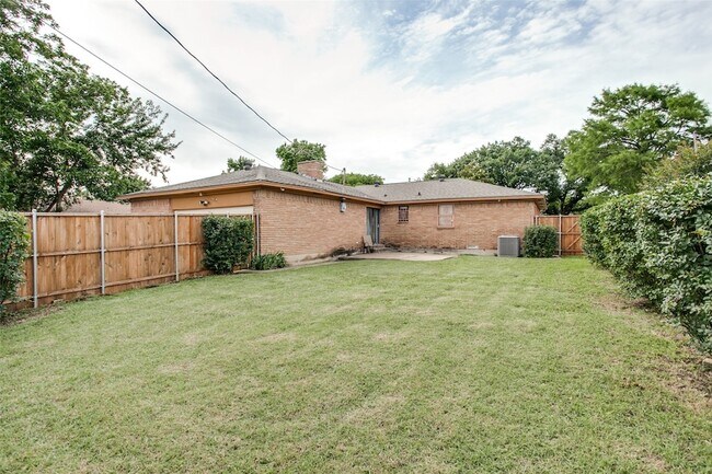 Building Photo - 2906 Sharpview Ln