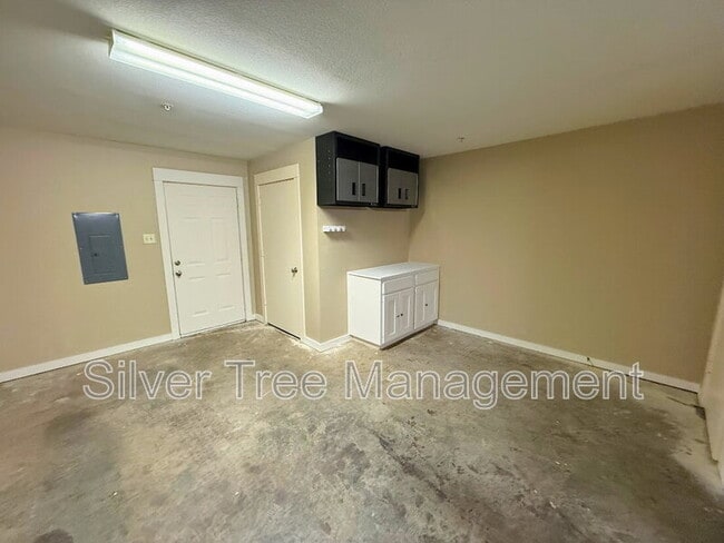 Building Photo - 3204 Wycliff Ave