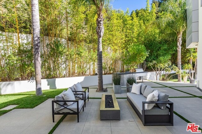 Building Photo - 1895 Rising Glen Rd