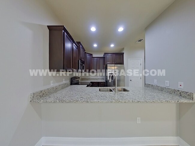 Building Photo - Charming Rental Townhome in Reserve Pointe...